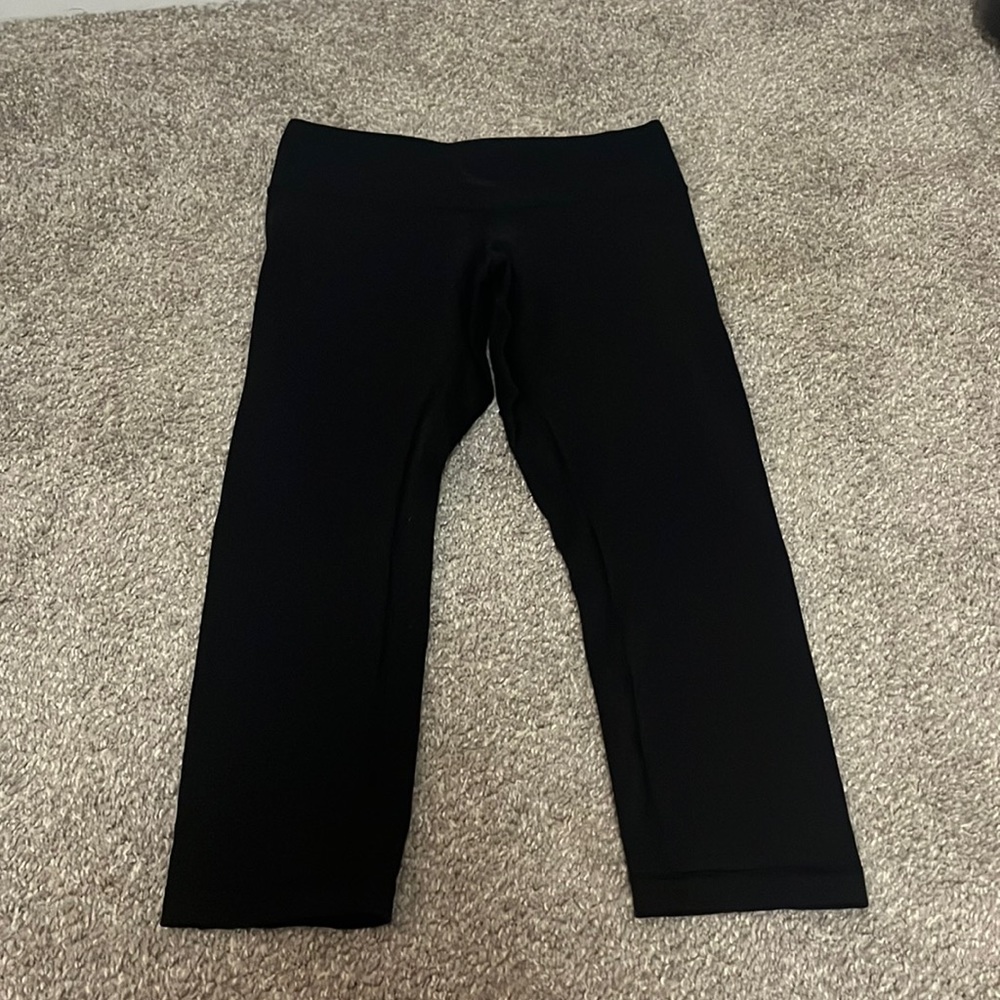 Lululemon size 6 black capris